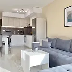 Lägenhet Beautiful & Comfy For 4 Guest And Free Parking *